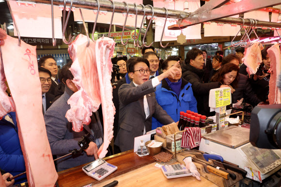 김민석 국무총리가 12일 설을 앞두고 물가를 점검하기 위해 청주 육거리종합시장을 찾아 고기를 살펴보고 있다. 2026.2.12 연합뉴스