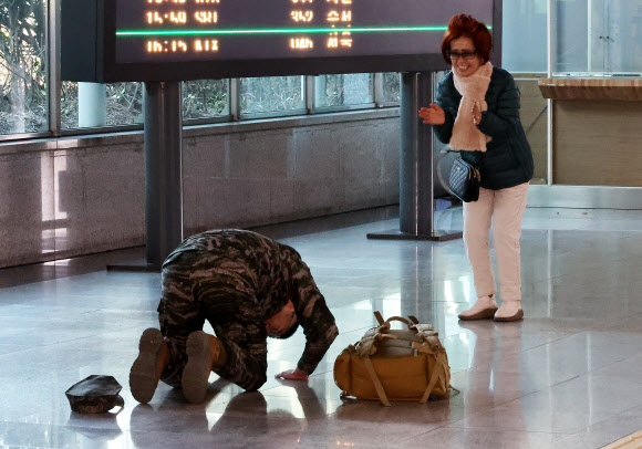 설 명절 연휴를 이틀 앞둔 12일 오후 부산 동구 부산역에서 입대 후 첫 휴가 나온 해병을 할머니가 반기고 있다. 2026.2.12 연합뉴스
