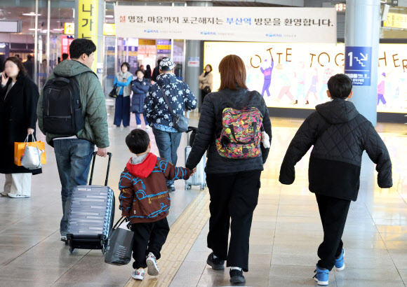 설 명절 연휴를 이틀 앞둔 12일 오후 부산 동구 부산역에 설 명절 귀성길로 부산을 찾는 방문객들을 환영하는 펼침막이 내걸려 있다. 2026.2.12 연합뉴스