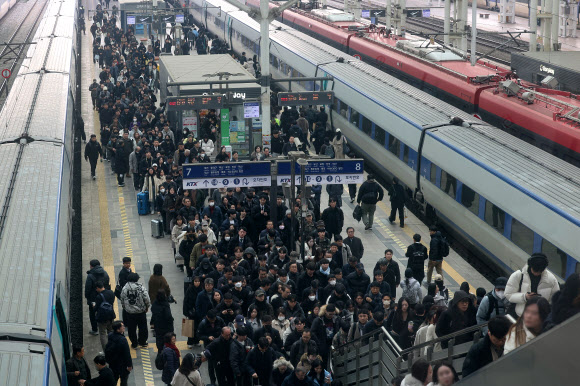 설 연휴를 앞둔 12일 서울역이 이용객들로 붐비고 있다. 2026.2.12 연합뉴스