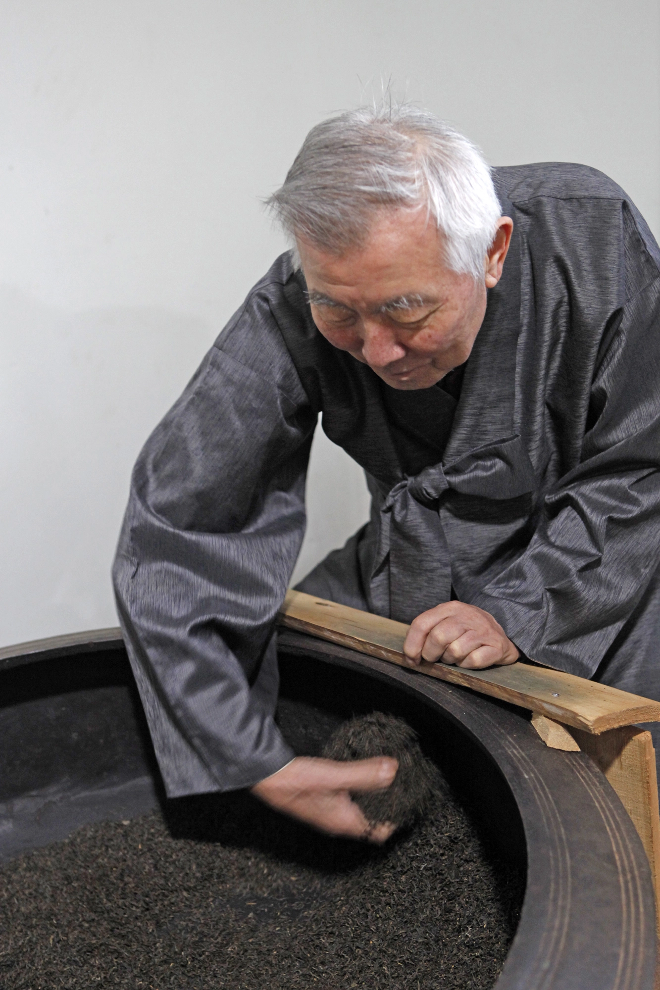 선암사 앞 다원에서 신광수 명인이 차를 덖는 모습. 그는 구증구포 전통 제다법으로 야생 작설차를 만든다.