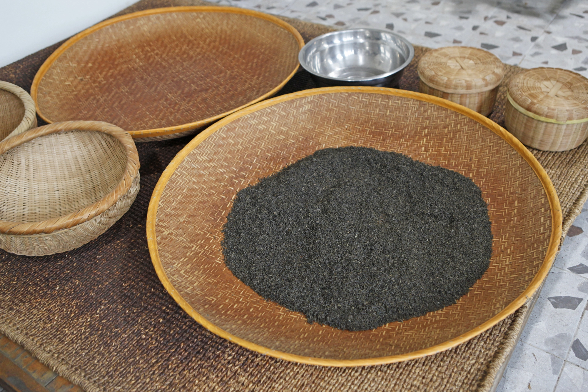 무쇠솥에﻿ 덖고 채반에 식히는 과정을 반복하며 차가 만들어진다.