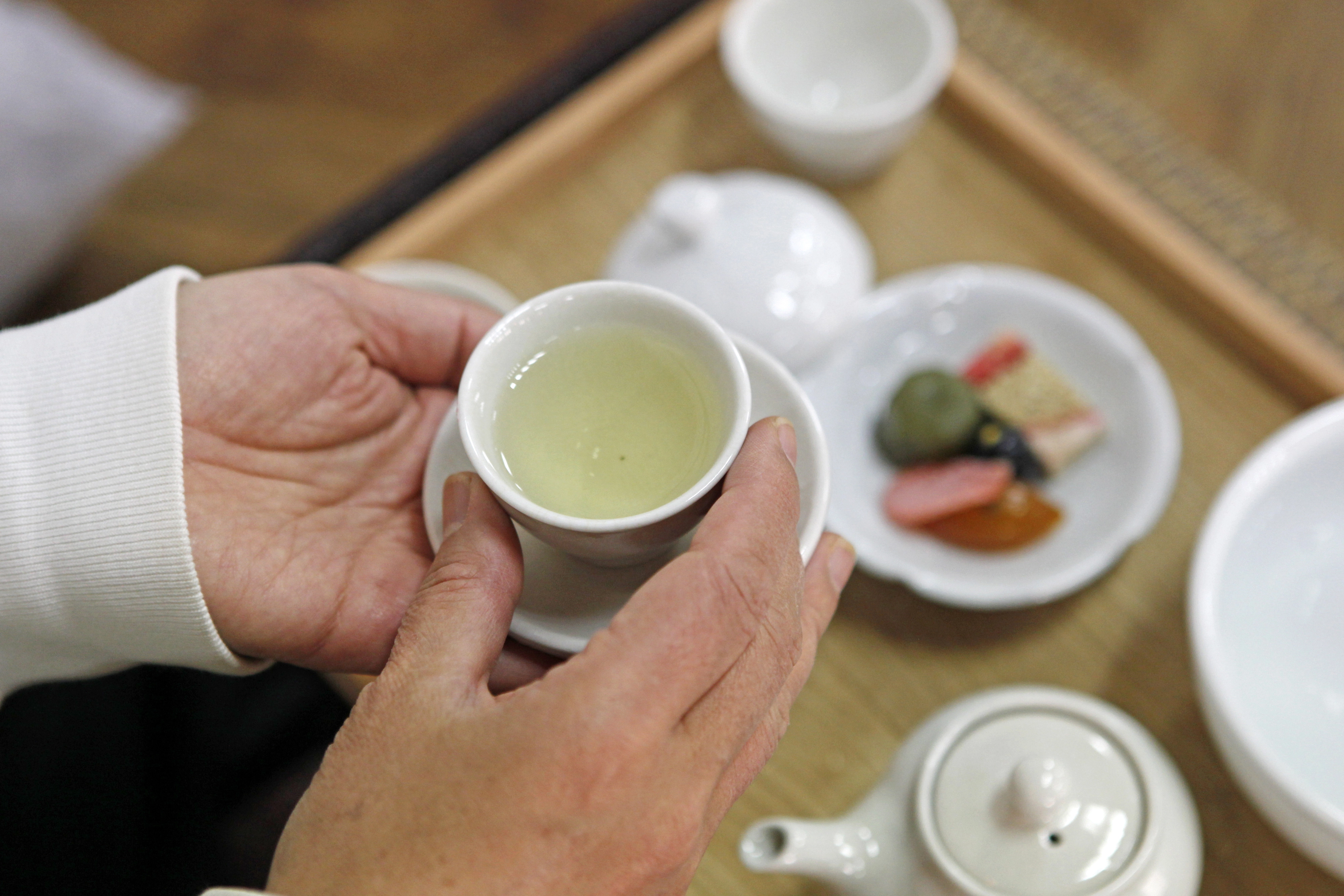 순천전통야생차체험관의 차 체험 모습. 겨울엔 차의 향을 느끼고 맛을 보는 과정 이전에 손끝에 번지는 온기로 첫 잔을 음미한다.