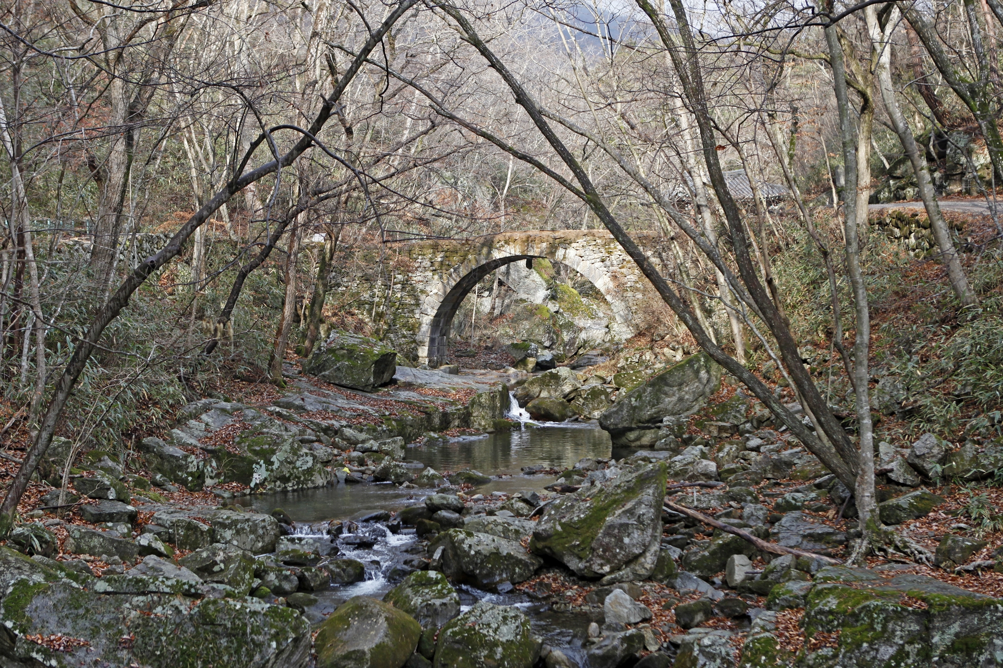 선암사에서 내려오는 길에 돌아본 보물 승선교. 겨울에는 무지개 모양의 아치가 한층 명확하게 보인다.