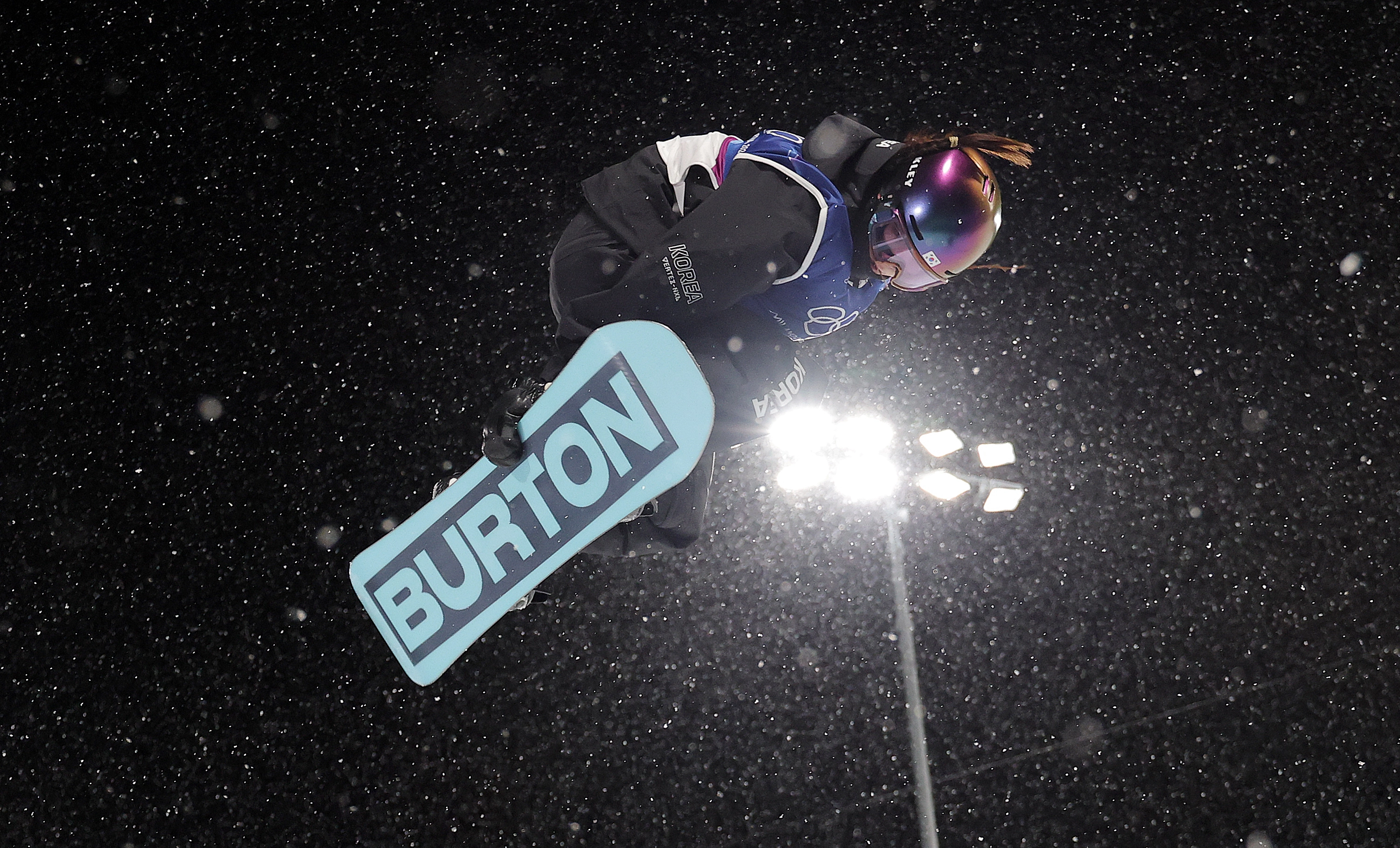 12일(현지시간) 이탈리아 리비뇨 스노파크에서 열린 2026 밀라노·코르티나담페초 동계 올림픽 스키 스노보드 여자 하프파이프 결선에서 90.25점을 획득해 금메달을 획득한 한국 최가온이 연기를 선보이고 있다. 2026.2.13 연합뉴스