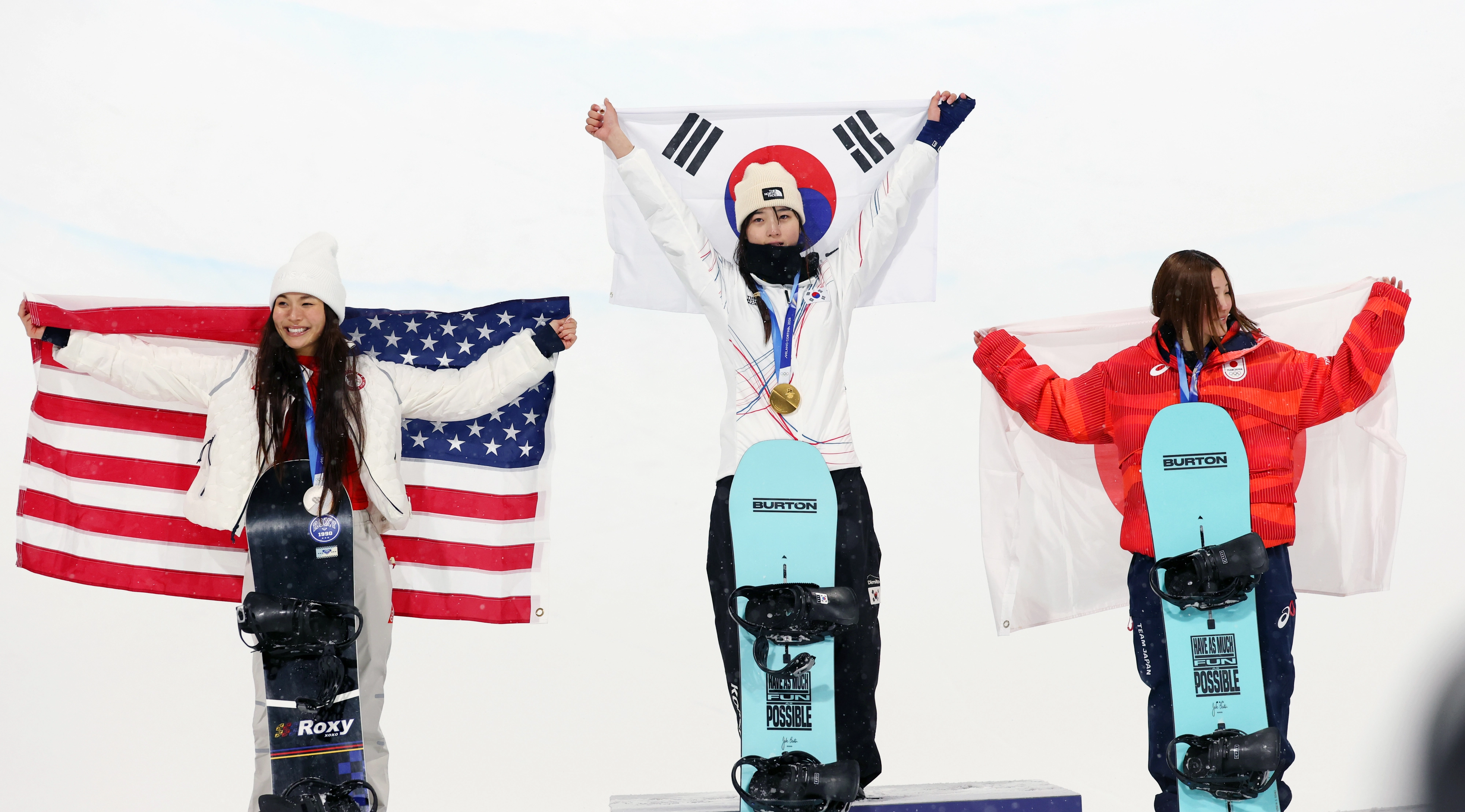 스노보드 하프파이프 최가온, 한국 설상 첫 금메달  12일(현지시간) 이탈리아 리비뇨 스노파크에서 열린 2026 밀라노·코르티나담페초 동계 올림픽 스키 스노보드 여자 하프파이프 결선에서 90.25점을 획득해 금메달을 획득한 한국 최가온이 금메달을 목에 건 뒤 태극기를 들고 있다. 있다. 2026.2.13 연합뉴스