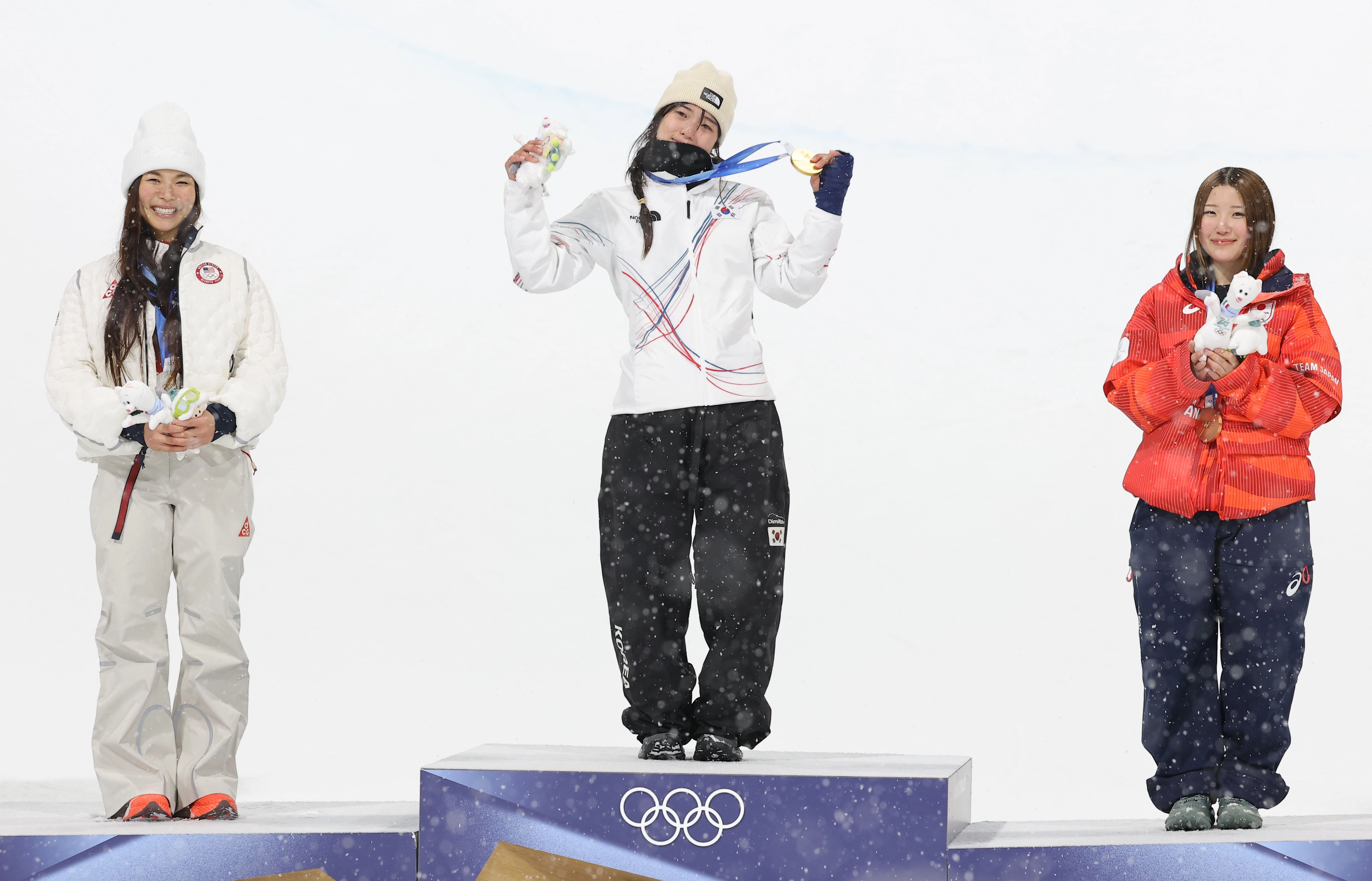 최가온, 금메달  12일(현지시간) 이탈리아 리비뇨 스노파크에서 열린 2026 밀라노·코르티나담페초 동계 올림픽 스키 스노보드 여자 하프파이프 결선에서 90.25점을 획득해 금메달을 획득한 한국 최가온이 시상대에 올라 메달을 들어보이고 있다. 2026.2.13 연합뉴스