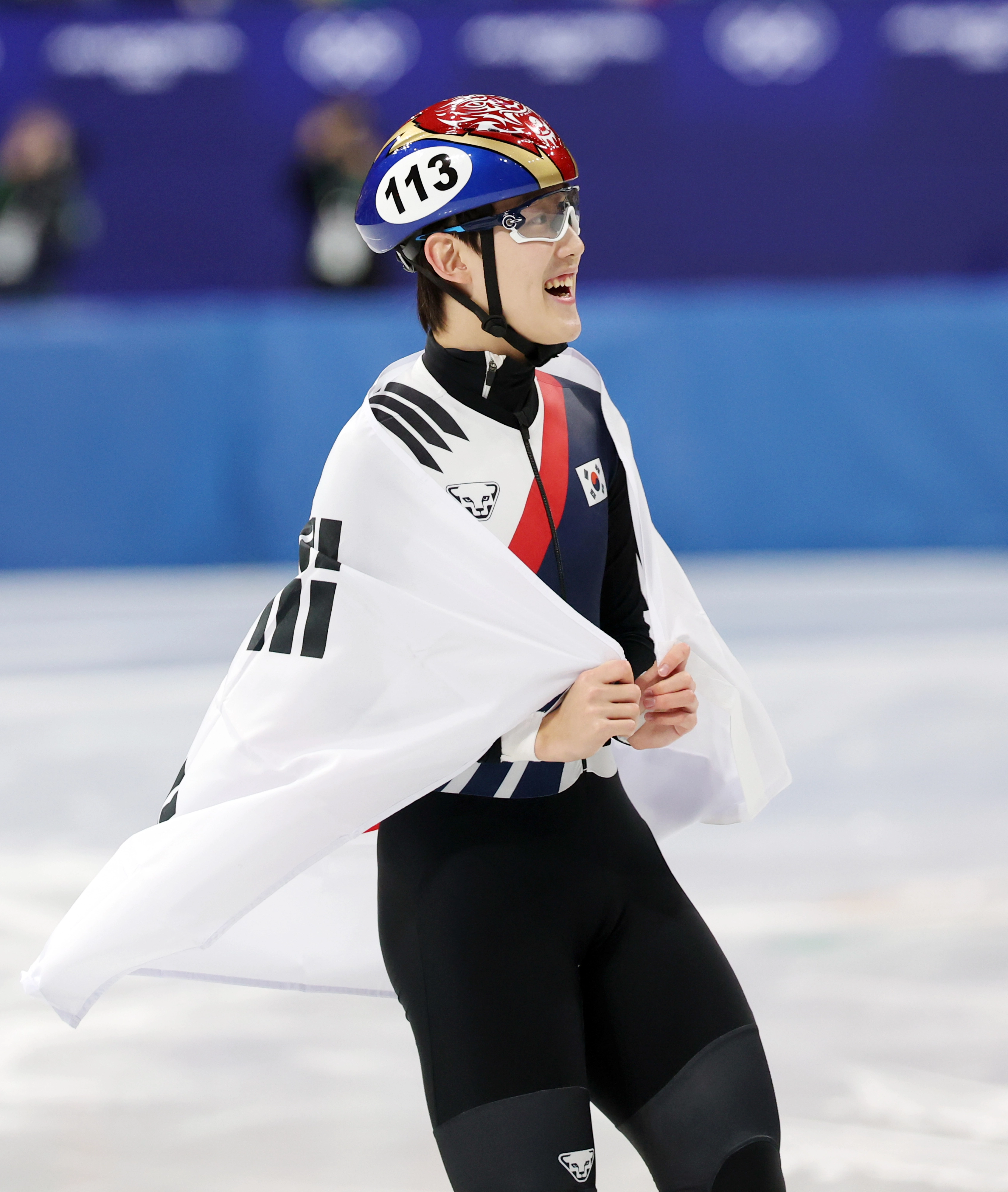 쇼트트랙 동메달 획득한 임종언  12일(현지시간) 이탈리아 밀라노 아이스스케이팅 아레나에서 열린 2026 밀라노ㆍ코르티나담페초 동계올림픽 쇼트트랙 남자 1,000m 결승에서 동메달을 획득한 한국 임종언이 태극기를 몸에 두르고 기뻐하고 있다. 2026.2.13 연합뉴스