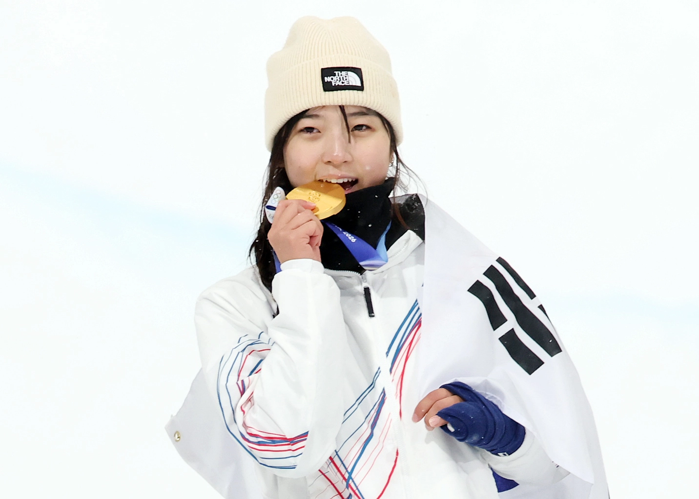 최가온, 이 순간을 느끼고 싶어  12일(현지시간) 이탈리아 리비뇨 스노파크에서 열린 2026 밀라노·코르티나담페초 동계올림픽 스노보드 여자 하프파이프 결선에서 90.25점을 받아 금메달을 획득한 스노보드 최가온이 금메달을 깨물며 기뻐하고 있다. 2026.2.13 뉴스1