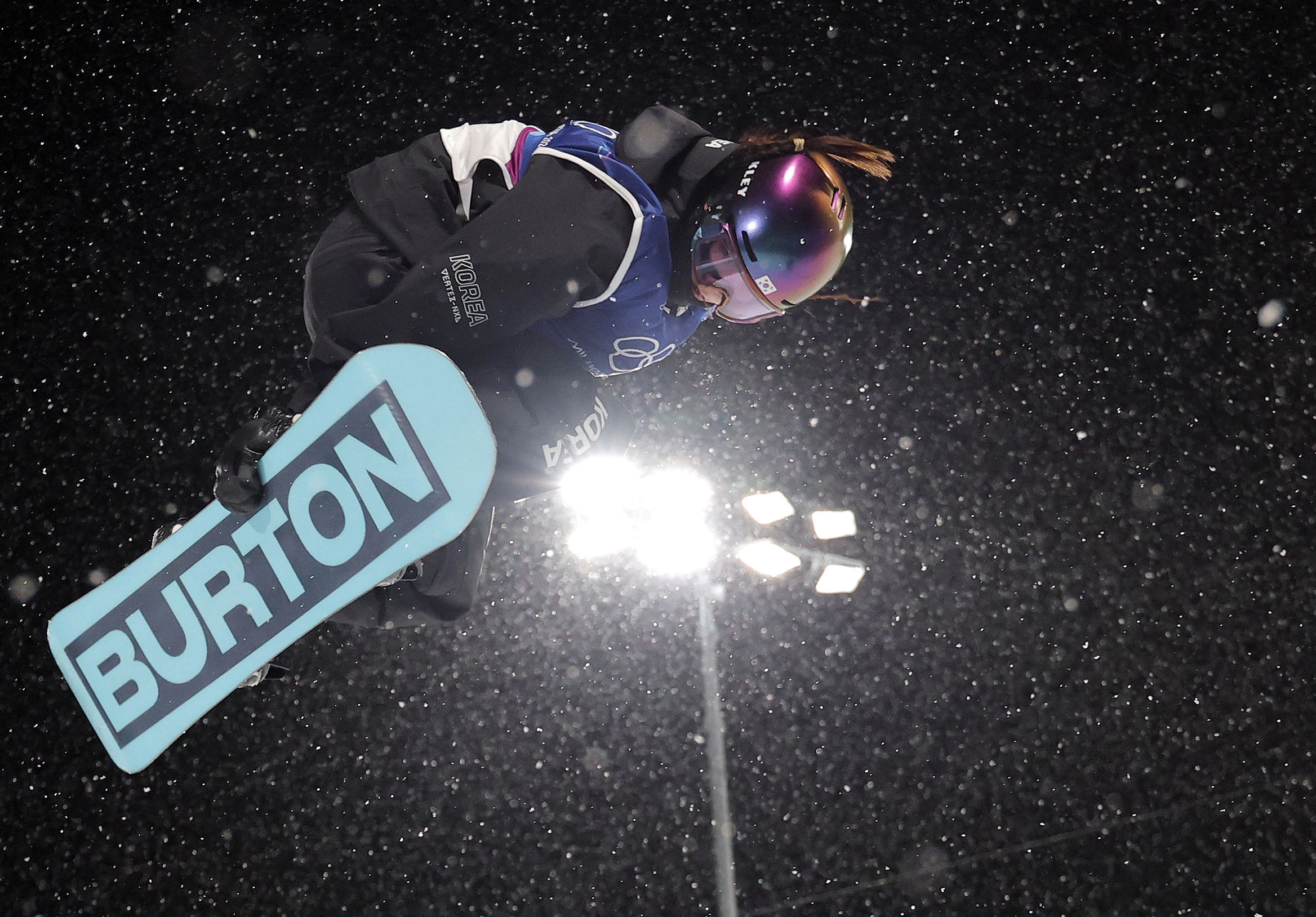 눈 오는 밤 최가온  12일(현지시간) 이탈리아 리비뇨 스노파크에서 열린 2026 밀라노·코르티나담페초 동계 올림픽 스키 스노보드 여자 하프파이프 결선에서 최가온이 1차 시기 묘기를 선보이고 있다. 2026.2.13