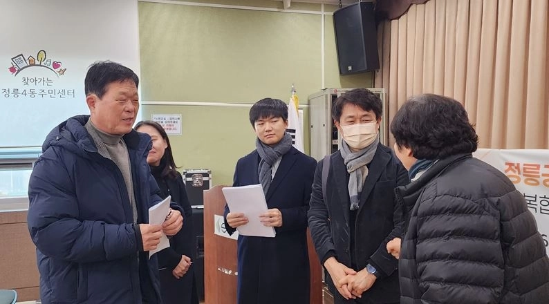 주민설명회 참석자와 인사하고 있는 김원중 서울시의원