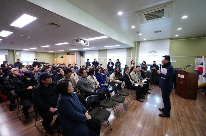 주민설명회(앞 줄 오른쪽부터 두 번째 김원중 의원)