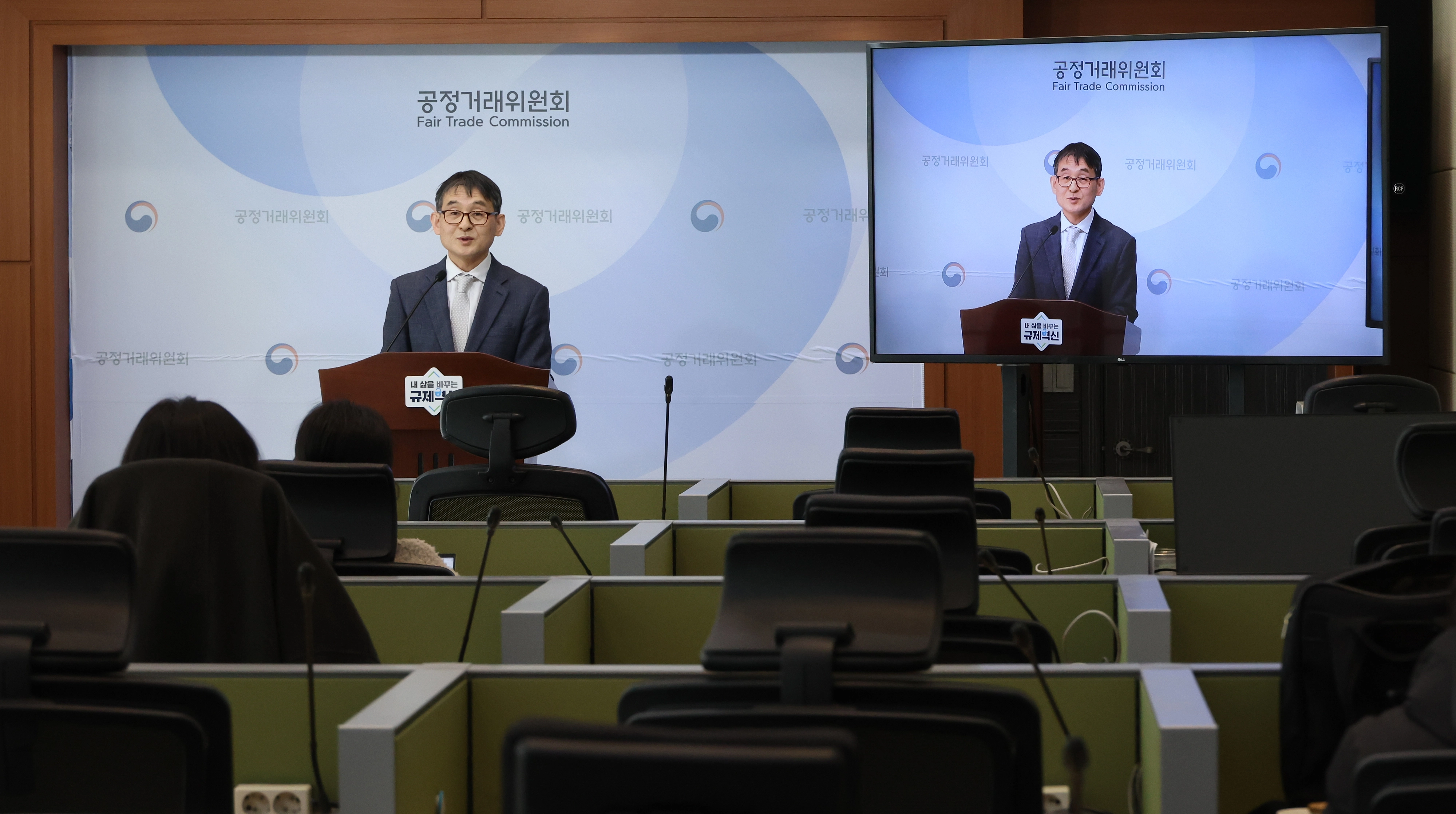 [세종=뉴시스] 강종민 기자 = 박종배 공정거래위원회 소비자정책총괄과장이 13일 세종시 정부세종청사에서 6월로 예정된 BTS 공연 기간의 부산지역 숙박요금 실태를 발표하고 있다. 

 공정위는 공연 주간의 모텔 숙박요금이 평시의 3.3배에 육박했고, 호텔 숙박요금도 전주에 비해 2.9배 수준인 것으로 파악됐다고 밝혔다. 2026.02.13. ppkjm@newsis.com