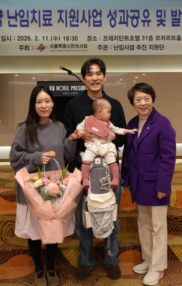 신동원 의원이 ‘한의약 난임치료 지원’을 받은 가족과 기념촬영을 하고 있다.