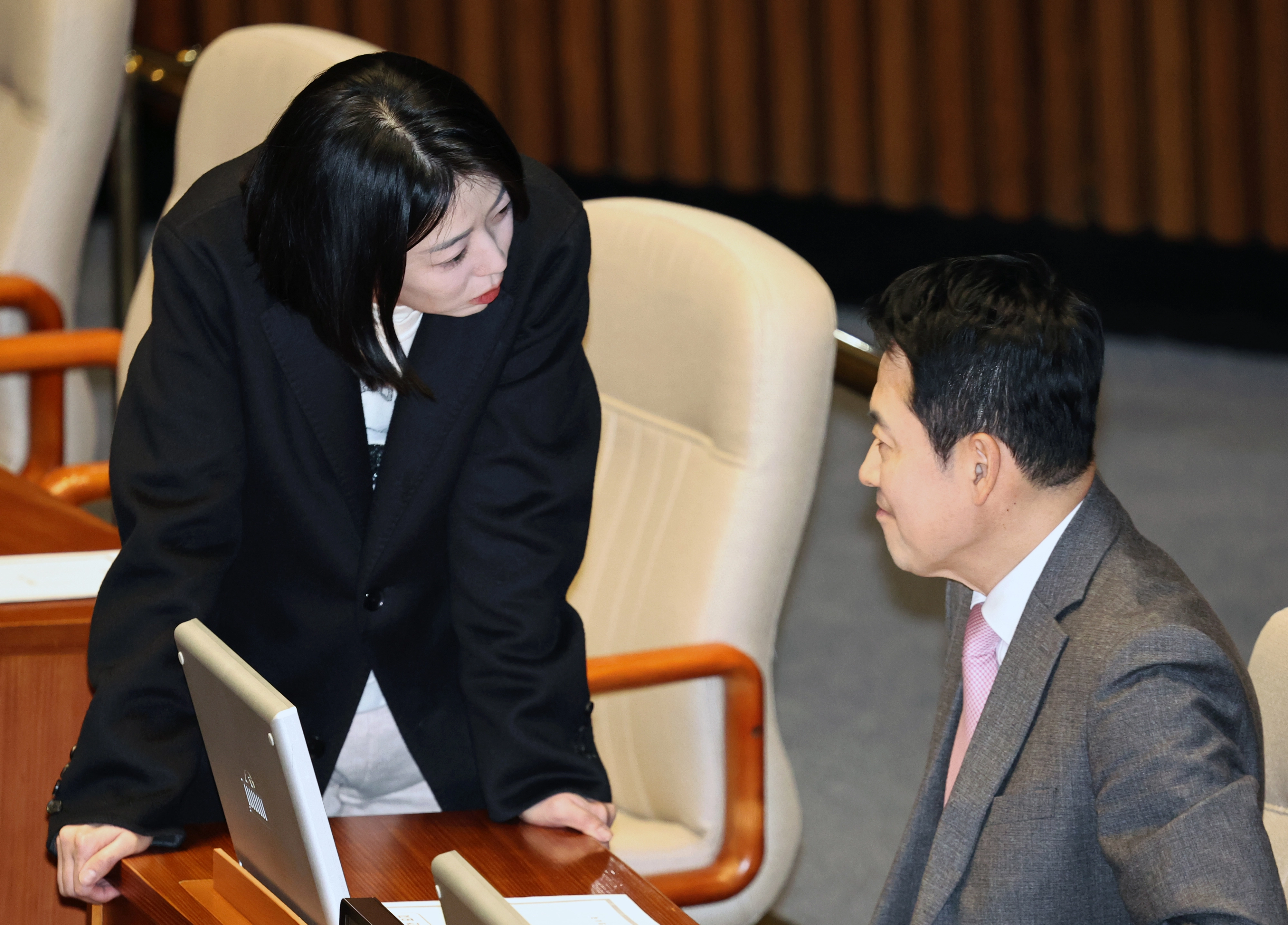 장동혁 대표에게 다가가 발언하는 배현진 의원  배현진 국민의힘 의원이 9일 오후 서울 여의도 국회에서 열린 제432회국회(임시회) 제4차 본회의에서 장동혁 국민의힘 대표에게 발언을 하고 있다. 뉴시스