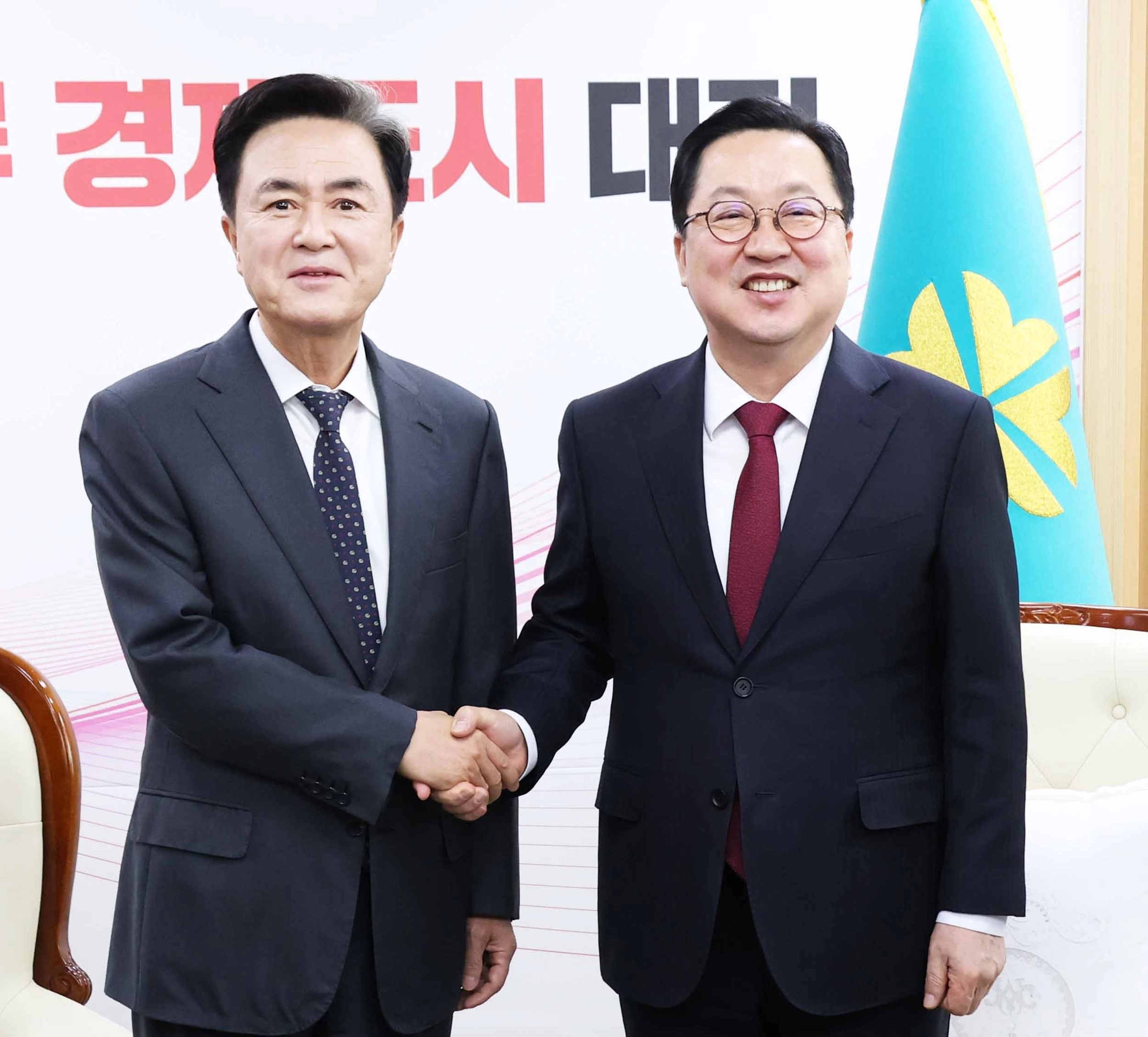 국민의힘 소속인 김태흠(사진 왼쪽) 충남지사와 이장우 대전시장.