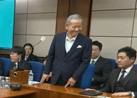 [수정본] ‘징역 7년 선고’, 미소 짓는 이상민 전 행안부 장관  이상민 전 행정안전부 장관이 지난 12일 서울중앙지방법원에서 열린 내란 중요임무 종사 등 혐의 1심 선고 공판에 출석해 재판부로부터 징역 7년을 선고를 받고 미소를 짓고 있다. 뉴스1