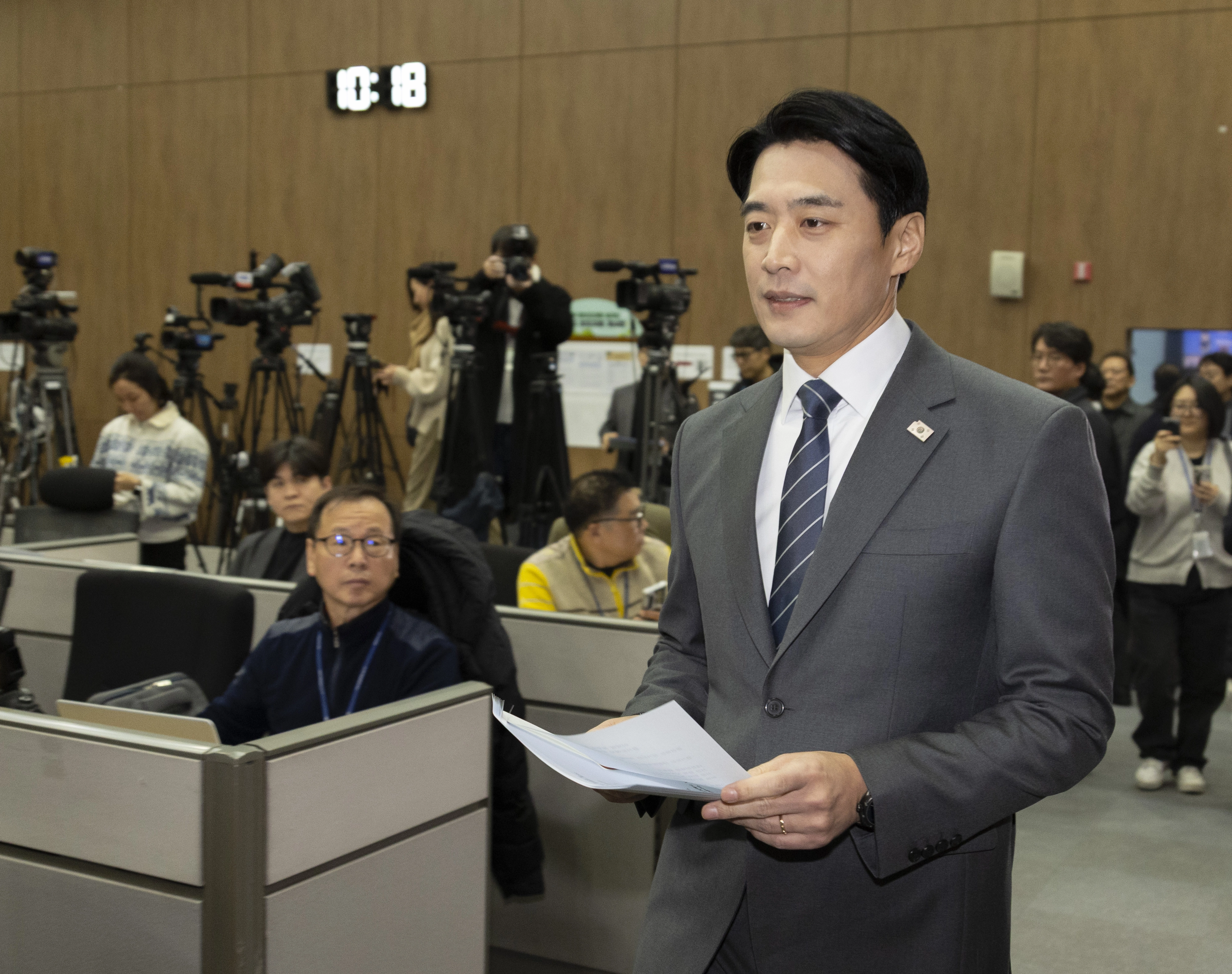 한준호 더불어민주당 의원이 13일 페이스북에서 정치검찰조작기소 대응특별위원장에 이성윤 최고위원이 임명된 데 대해 반발하며 임명 철회를 요구했다. 사진은 한 의원이 전날 국회에서 경기지사 후보 출마 회견에 나서는 모습. 2026.2.12 연합뉴스