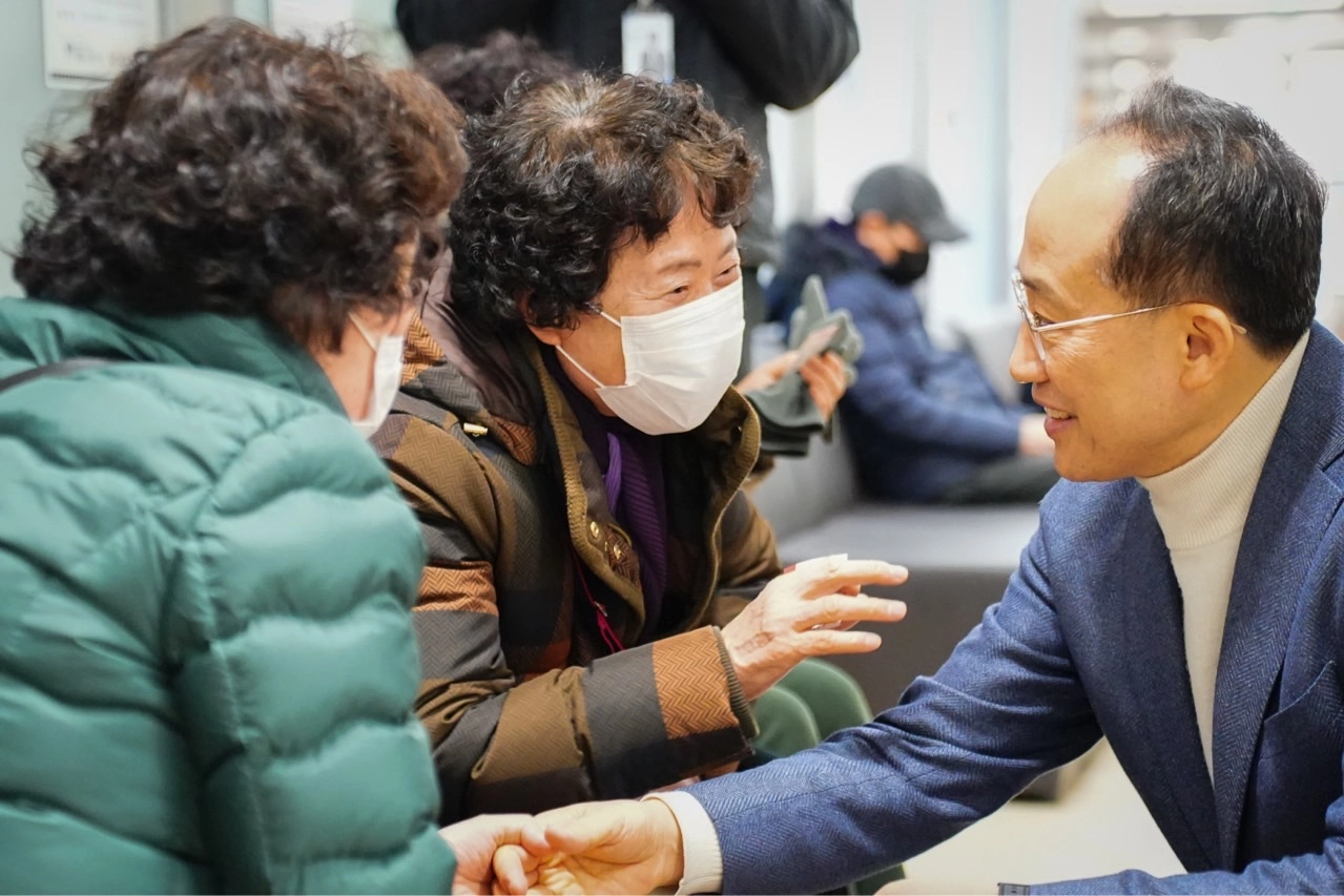 추경호 국민의힘(대구 달성) 의원이 지난 13일 대구 서구 내당노인복지관을 찾아 주민들과 소통하고 있다. 추경호 의원실 제공
