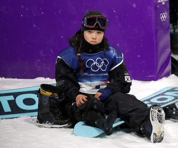 부상으로 앉아서 대기하는 최가온