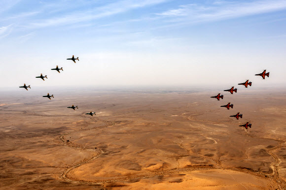 나란히 비행하는 블랙이글스-사우디 호크스