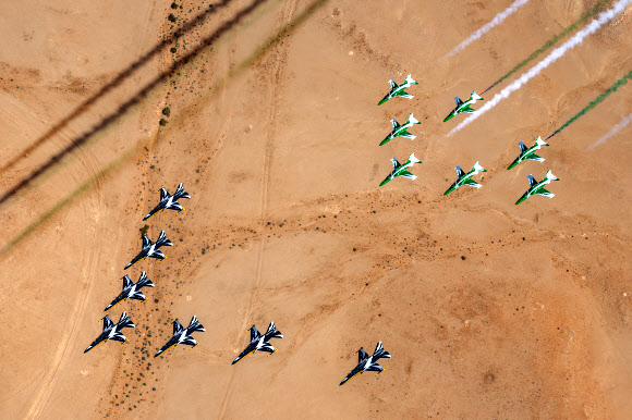 나란히 비행하는 블랙이글스-사우디 호크스