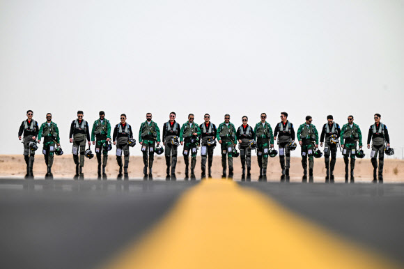 블랙이글스, 세계 방위산업 전시회서 에어쇼