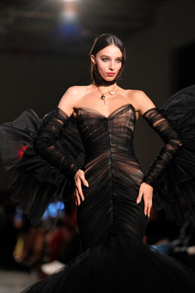 모델이 12일(현지시간) 미국 뉴욕에서 열린 크리스찬 시리아노 2026 가을/겨울 패션쇼에서 런웨이를 걷고 있다. AP 연합뉴스