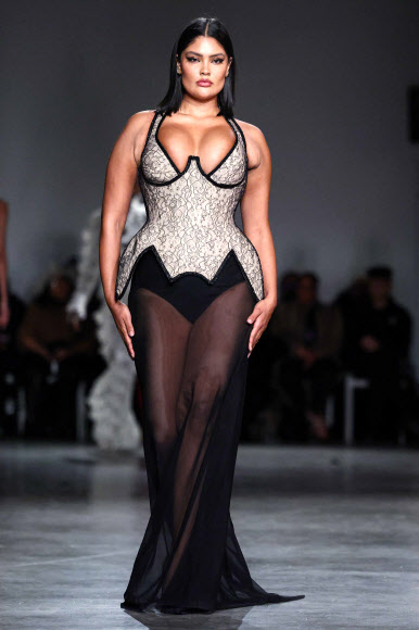 모델이 12일(현지시간) 미국 뉴욕에서 열린 크리스찬 시리아노 2026 가을/겨울 패션쇼에서 런웨이를 걷고 있다. AFP 연합뉴스