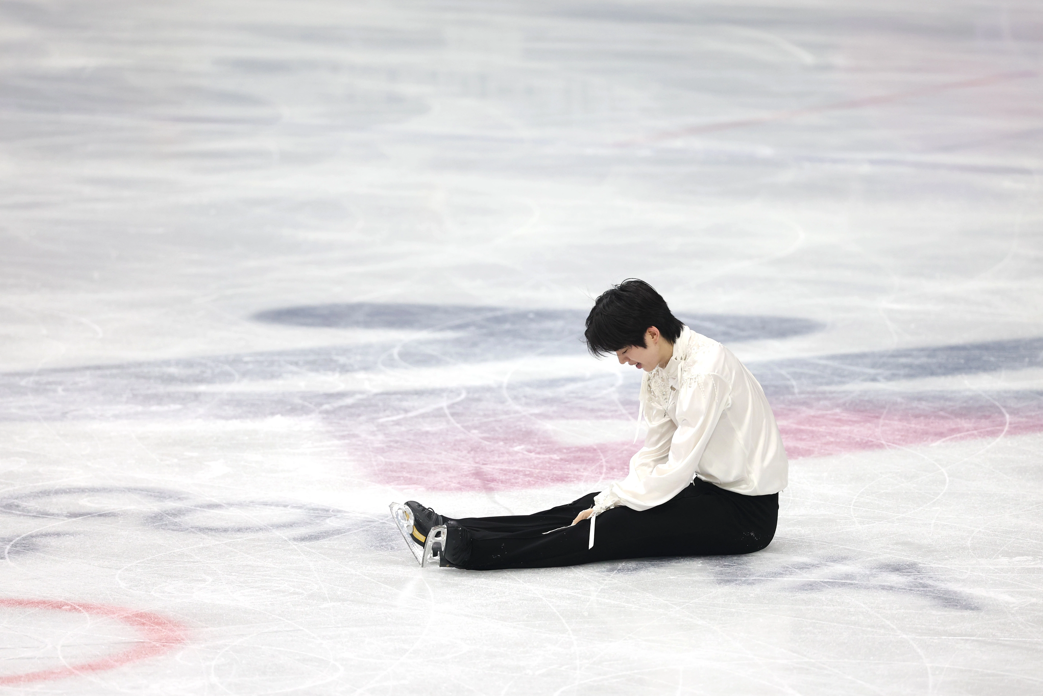 아쉬움 속 빙판에 주저앉은 차준환  13일(현지시간) 이탈리아 밀라노 아이스스케이팅 아레나에서 열린 2026 밀라노ㆍ코르티나담페초 동계올림픽 남자 싱글 프리 스케이팅에 출전한 차준환이 연기를 마친 뒤 아쉬워하고 있다.  2026.2.14 연합뉴스