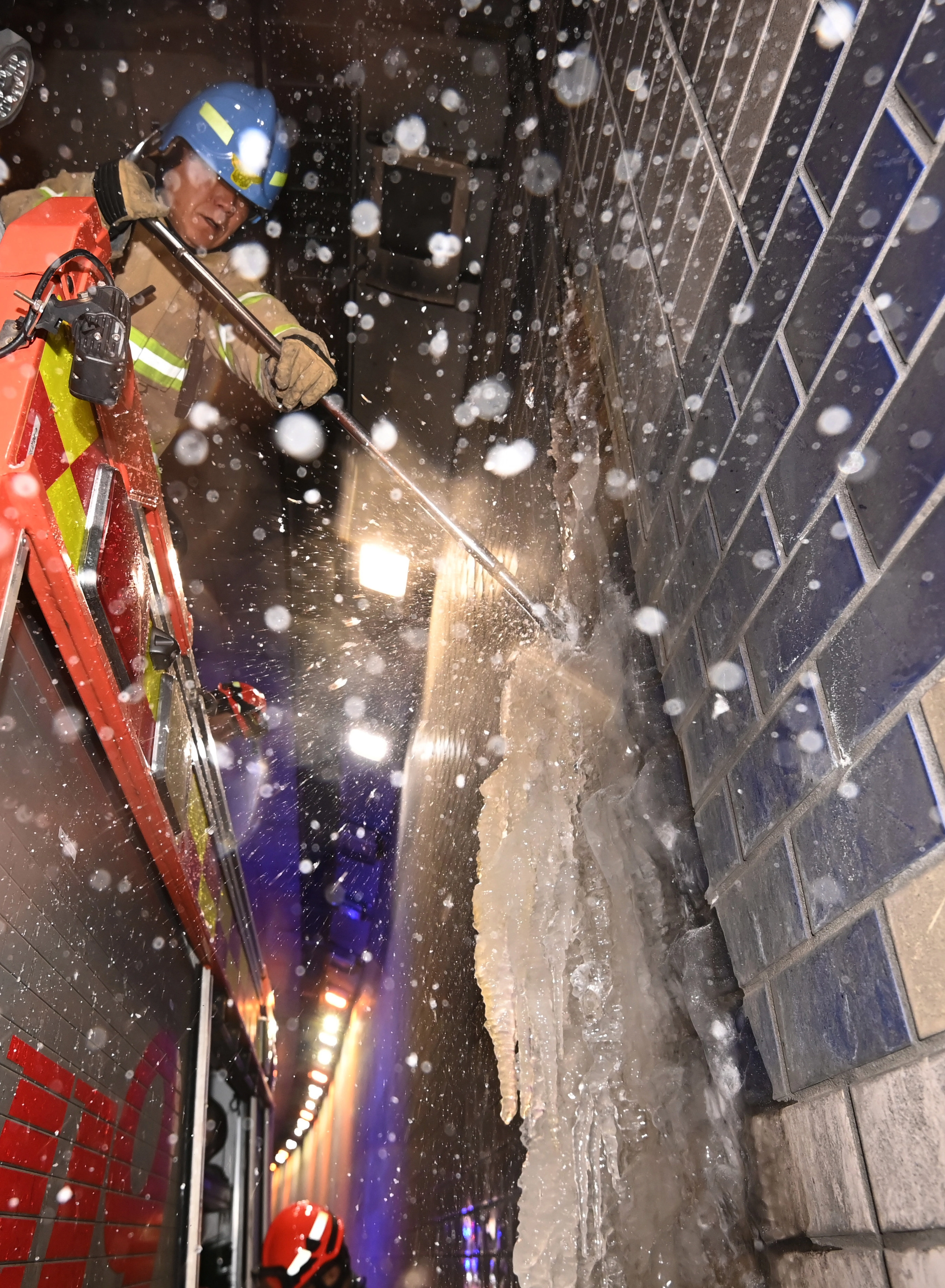 대형 고드름 제거하는 소방대원  강추위로 동파 피해가 이어지고 있는 지난 1월 27일 경기 수원시 팔달구 화서지하차도에서 소방대원이 결빙된 대형 고드름을 제거하고 있다. 뉴시스