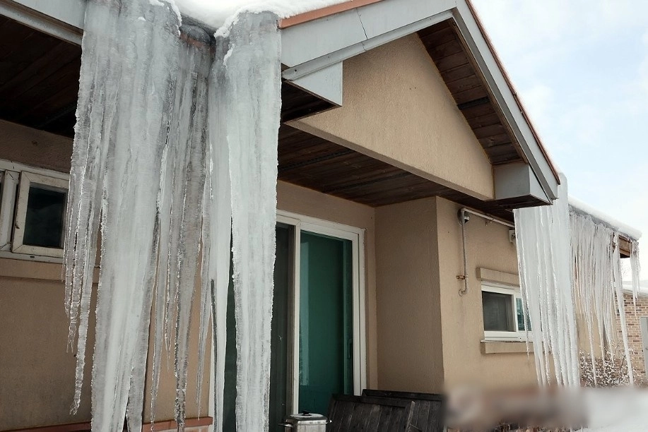 지난해 2월 전북 고창군 고창읍 한 주택에 고드름이 달려 있는 모습. 연합뉴스