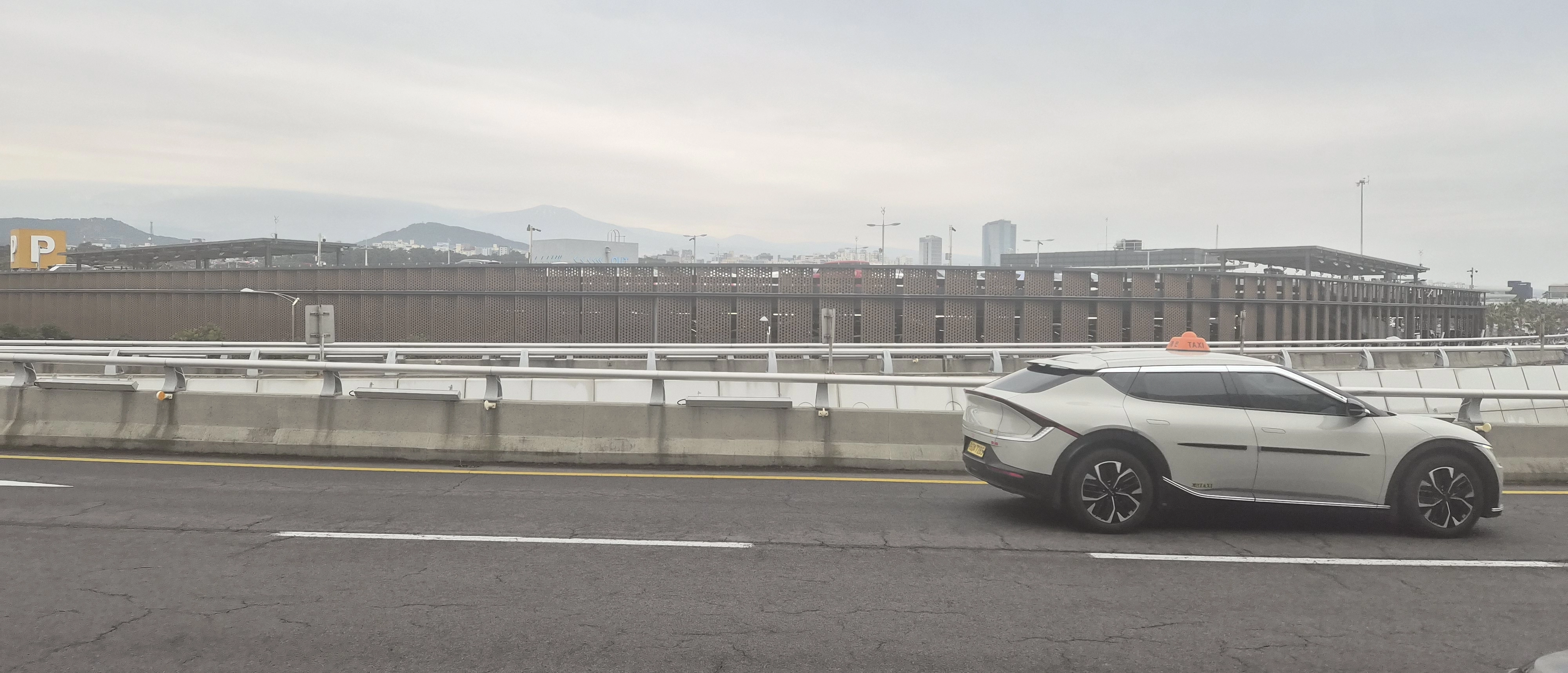 사고가 발생한 지점으로 추정되는 제주공항 출발장 고가도로 모습. 독자 제공