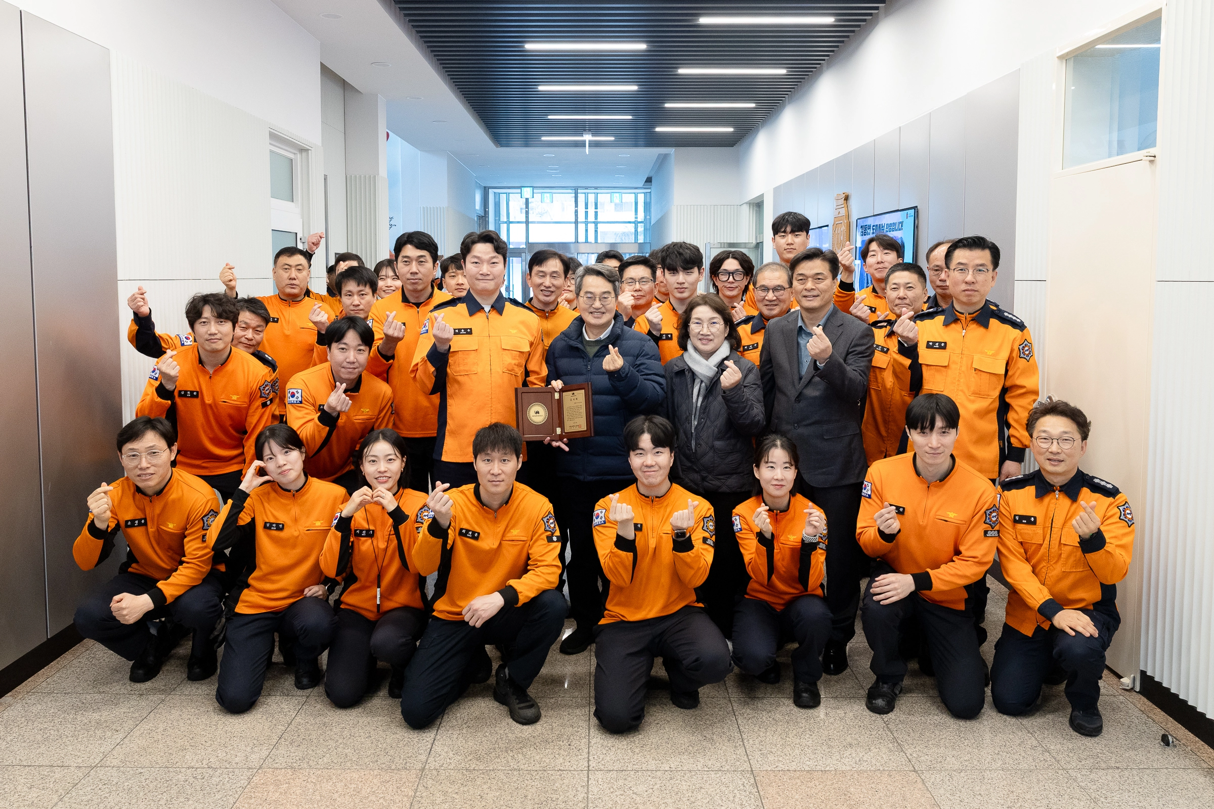 김동연 경기도지사가 14일 수원남부소방서 직원들과 기념 촬영을 하고 있다. 이날 김 지사는 경기소방노조로부터 감사패를 받았다. (경기도 제공)
