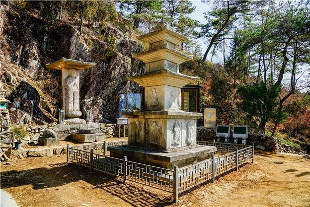 보물 금둔사지 삼층석탑과 석조불비상. 천명귀 작가 작품.