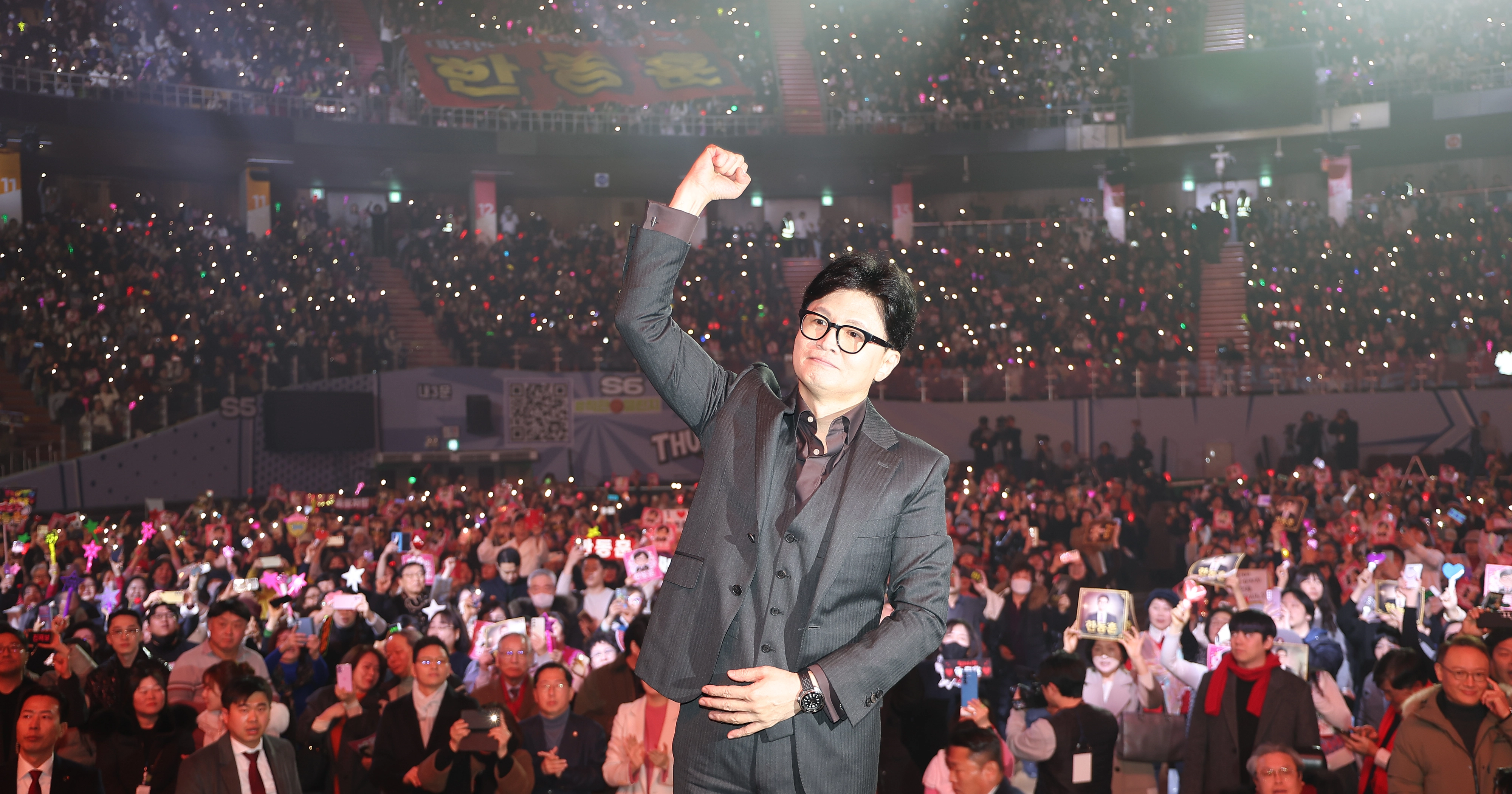 국민의힘 한동훈 전 대표가 8일 서울 송파구 잠실실내체육관에서 열린 토크콘서트에서 주먹을 들어올리고 있다. 연합뉴스