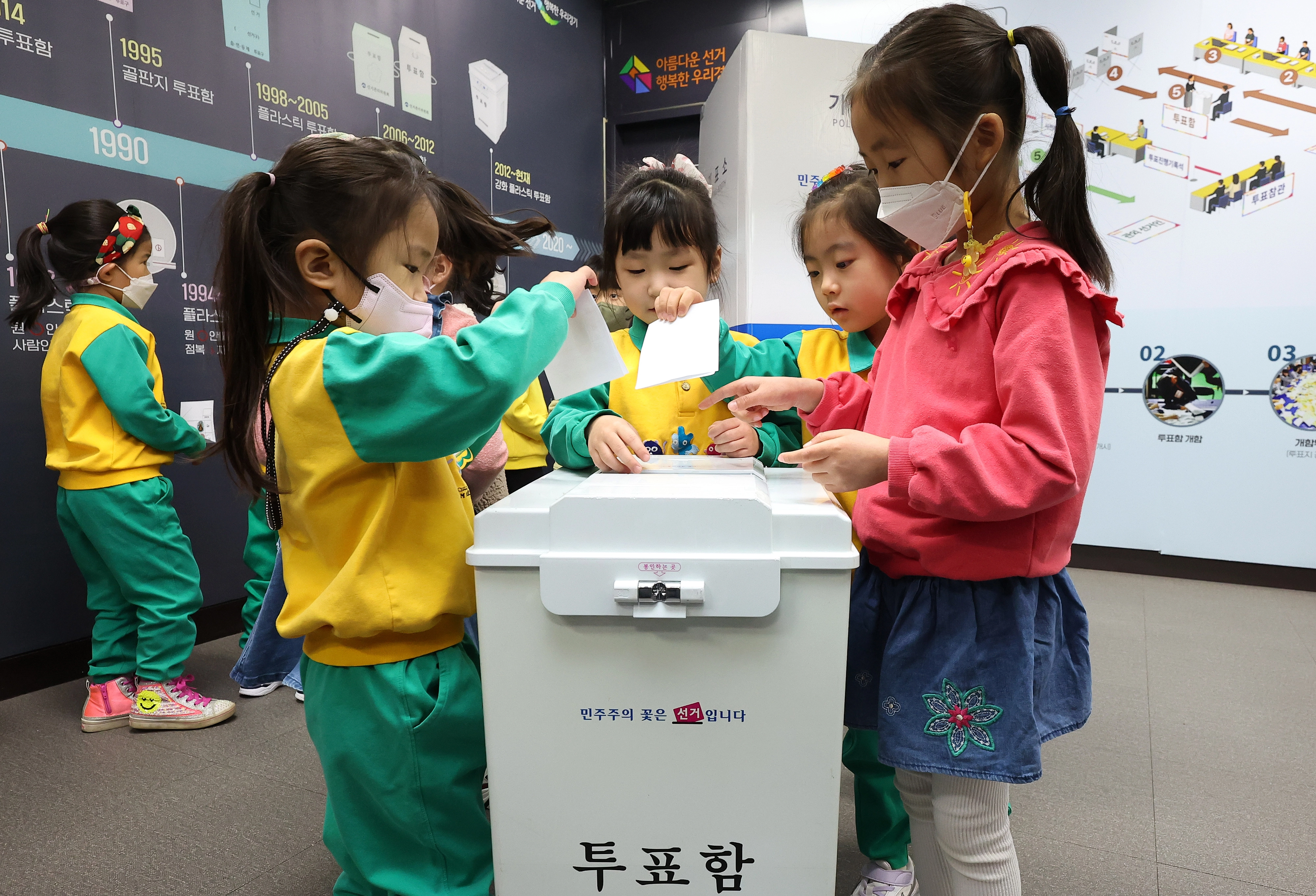 지난 2023년 4월 10일 오전 경기도 수원시 경기도선거관리위원회에서 열린 ‘팡팡! 신나는 선거 교실’에서 어린이들이 투표 체험을 하고 있다. 연합뉴스