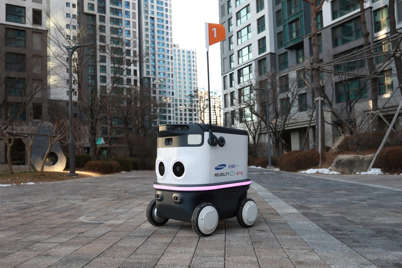 서울 서초구 래미안 리더스원 단지에 적용된 음식배달로봇. 삼성물산 건설부문 제공