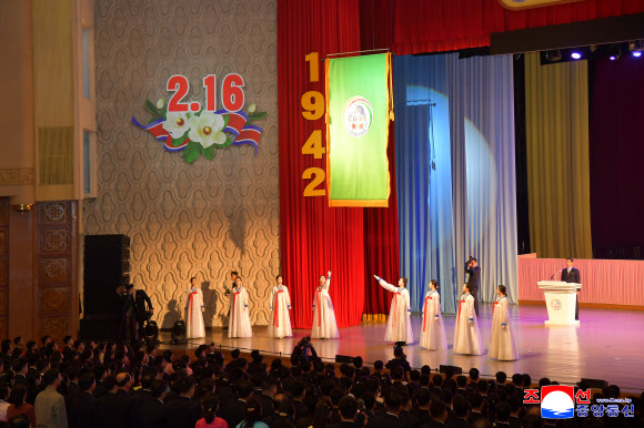 북한 김정일 국방위원장 생일(2월 16일) 84주년을 맞아 지난 13일 평양 동평양대극장에서 ‘제3차 2.16경축 인민예술축전’이 개막됐다고 조선중앙통신이 14일 보도했다. 2026.2.14. 평양 조선중앙통신 연합뉴스