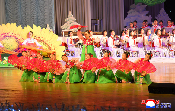 북한 김정일 국방위원장 생일(2월 16일) 84주년을 맞아 지난 13일 만경대학생소년궁전 예술소조원들의 종합공연 “2월의 하늘가에 울려가는 행복의 노래”가 진행됐다고 조선중앙통신이 14일 보도했다. 2026.2.14. 평양 조선중앙통신 연합뉴스