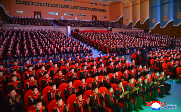 북한 김정일 국방위원장 생일(2월 16일) 84주년을 맞아 지난 13일 만경대학생소년궁전 예술소조원들의 종합공연 “2월의 하늘가에 울려가는 행복의 노래”가 진행됐다고 조선중앙통신이 14일 보도했다. 2026.2.14. 평양 조선중앙통신 연합뉴스