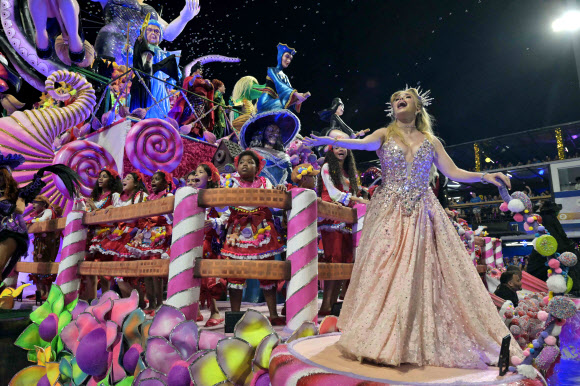 14일(현지시간) 브라질 상파울루의 앙헴비 삼바드롬에서 열린 카니발 퍼레이드에서 참가자들이 공연을 하고 있다. AFP 연합뉴스