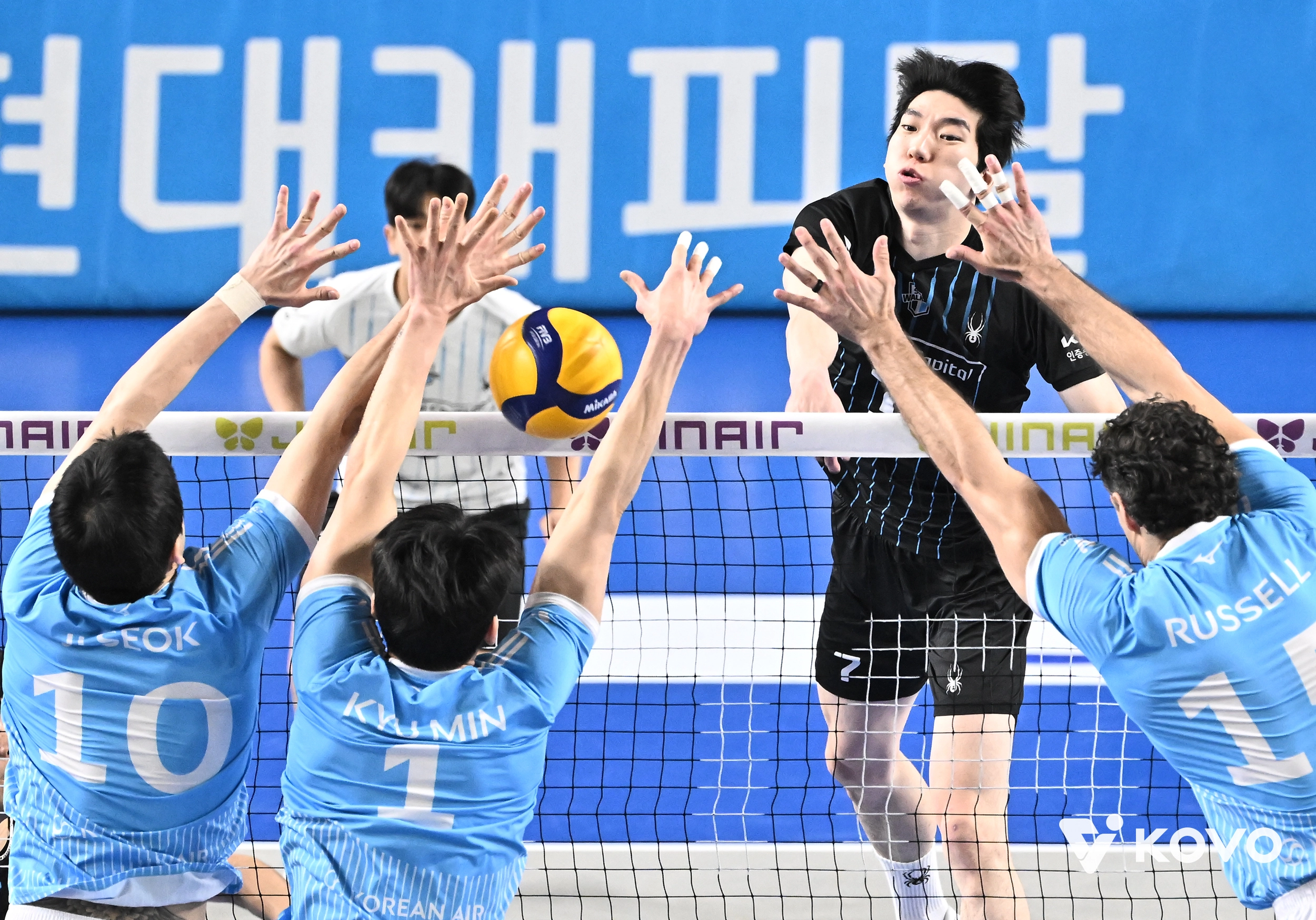 현대캐피탈의 허수봉(오른쪽)이 14일 대한항공과의 경기에서 공격하고 있다. 한국배구연맹 제공