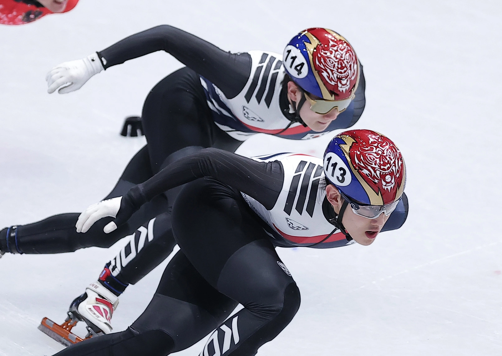 임종언(앞)과 신동민이 14일(현지시간) 이탈리아 밀라노 아이스스케이팅 아레나에서 열린 2026 밀라노·코르티나담페초 동계올림픽 쇼트트랙 남자 1500m 준준결승에서 질주하고 있다. 2026.2.15 뉴스1