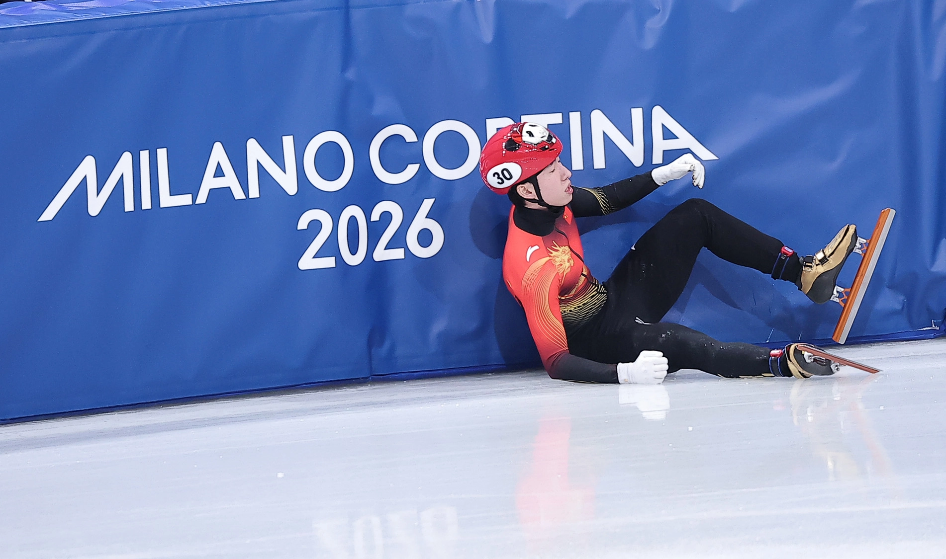 중국 린샤오쥔(한국명 임효준)이 14일(현지시간) 이탈리아 밀라노 아이스스케이팅 아레나에서 열린 2026 밀라노·코르티나담페초 동계올림픽 쇼트트랙 남자 1500m 준준결승에서 넘어진 후 아쉬워하고 있다. 2026.2.15 뉴스1