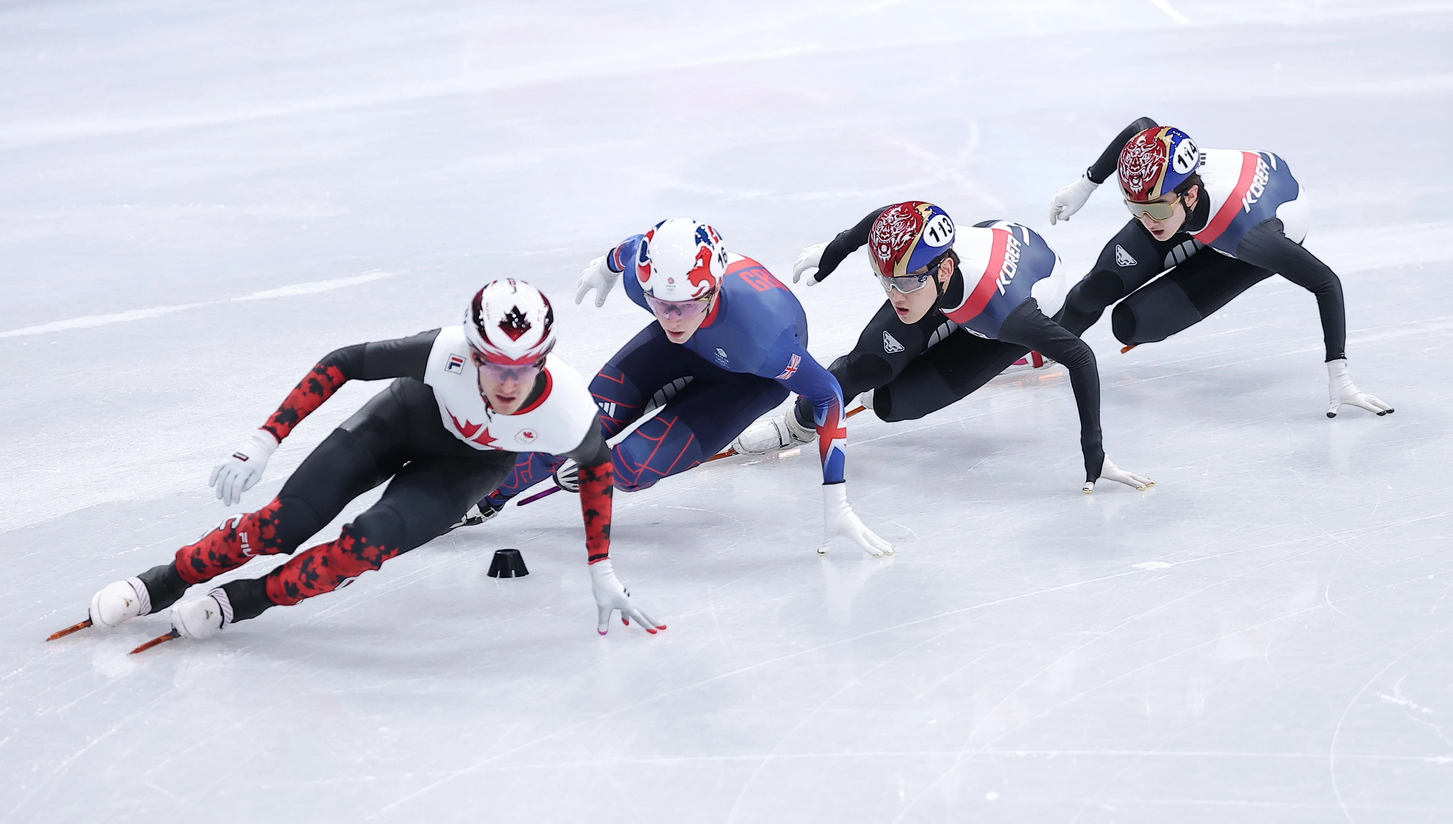 임종언과 신동민이 14일(현지시간) 이탈리아 밀라노 아이스스케이팅 아레나에서 열린 2026 밀라노·코르티나담페초 동계올림픽 쇼트트랙 남자 1500m 준준결승에서 질주하고 있다. 2026.2.15 뉴스1