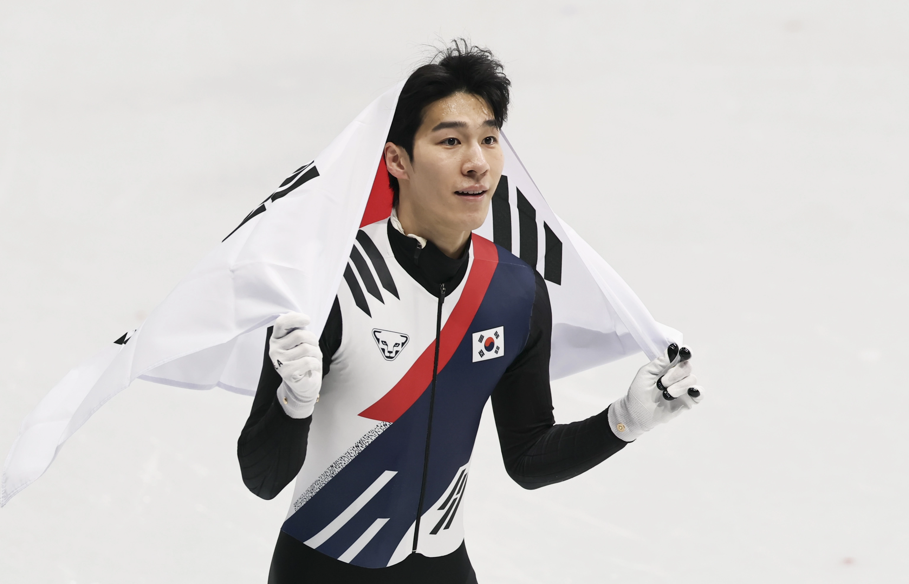 쇼트트랙 황대헌이 14일(현지 시간) 이탈리아 밀라노 아이스 스케이팅 아레나에서 열린 2026 밀라노·코르티나 담페초 동계올림픽 쇼트트랙 스피드스케이팅 남자 1500m에서 은메달을 차지한 뒤 태극기를 들고 경기장을 돌고 있다. 2026.02.15. 뉴시스