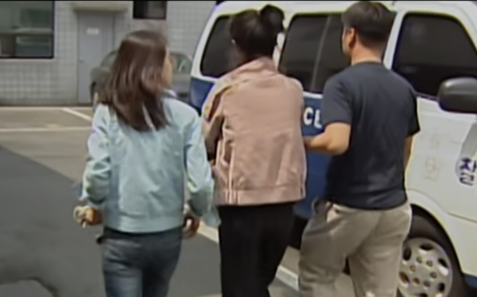 2005년 경찰에 의해 연행되고 있는 엄 씨