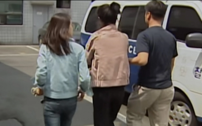 2005년 경찰에 의해 연행되고 있는 엄 씨