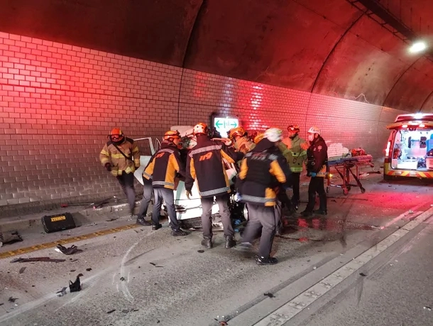 15일 오전 0시 40분쯤 거제시 양정터널에서 발생한 음주운전 추돌 사고 현장을 살펴보는 소방요원들. 거제소방서 제공